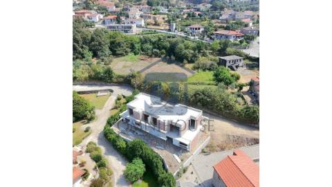 🏡 Moradia Geminada Moderna em...