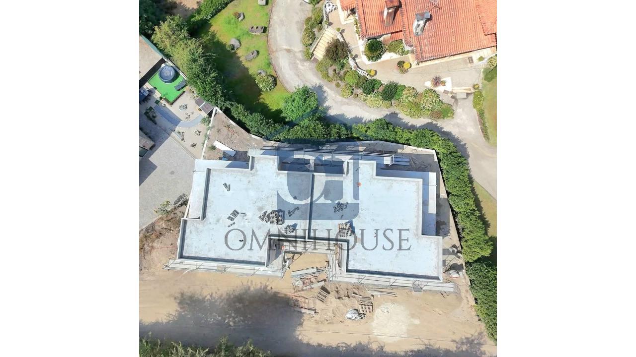 🏡 Moradia Geminada Moderna em...