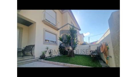 Moradia em Banda T3+1LOCALIZA&Ccedil;&Atilde;O...