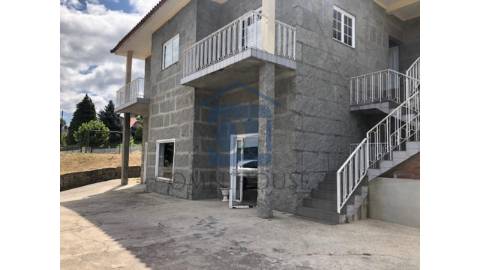 Moradia Multifuncional em Padronelo – Excelente...