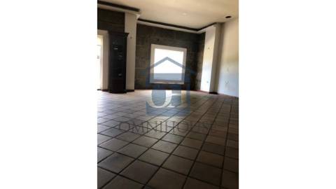 Moradia Multifuncional em Padronelo – Excelente...