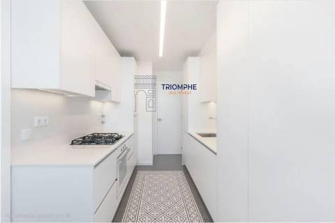 T3 totalmente renovado com varanda, Benfica