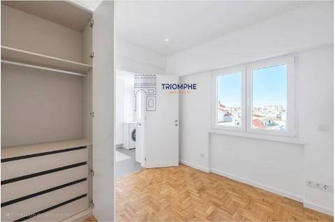 T3 totalmente renovado com varanda, Benfica