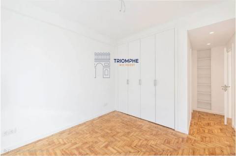 T3 totalmente renovado com varanda, Benfica