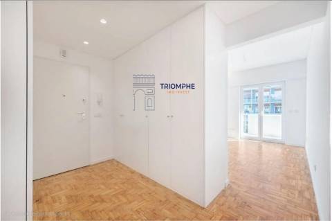 T3 totalmente renovado com varanda, Benfica