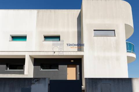 Moradia Geminada T4 Pontinha e Famões
