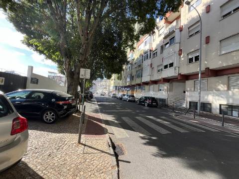 Apartamento T2 Remodelado– Reboleira, Amadora