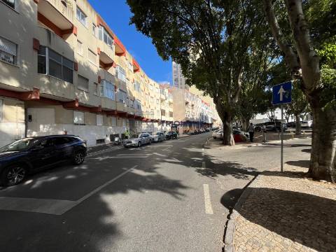 Apartamento T2 Remodelado– Reboleira, Amadora