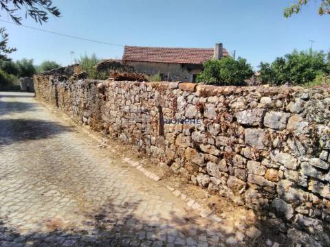 Moradia T5 para recuperar em Pelmá