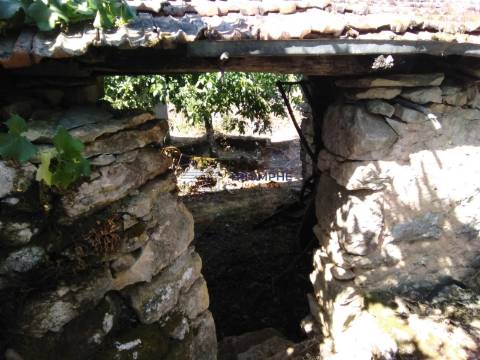 Moradia T5 para recuperar em Pelmá