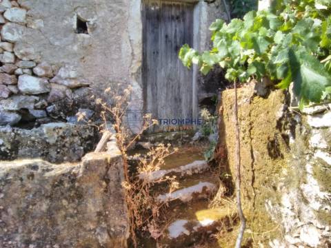 Moradia T5 para recuperar em Pelmá