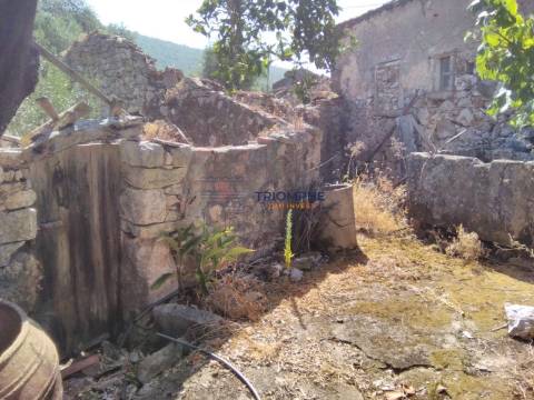 Moradia T5 para recuperar em Pelmá