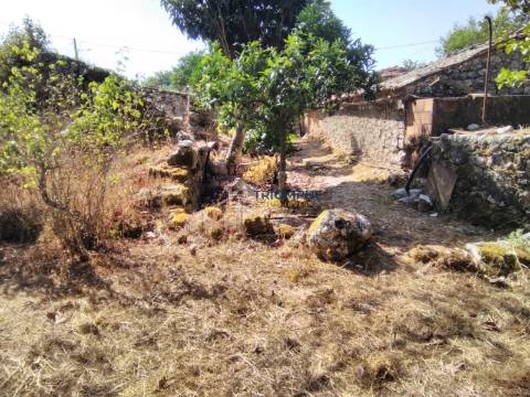 Moradia T5 para recuperar em Pelmá