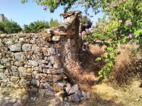 Moradia T5 para recuperar em Pelmá