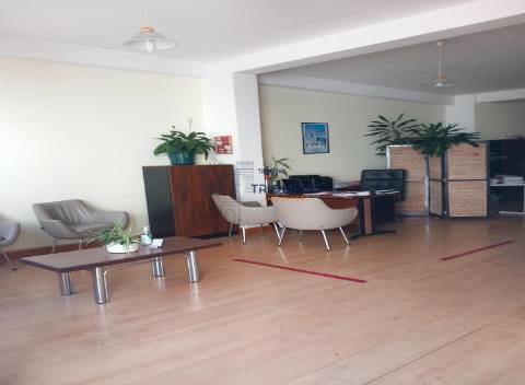 Espaço comercial com 106m2 em  Leiria  
