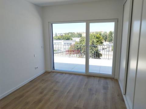 Penthouse T3 Novo Garagem Terraço, Centro Lourinhã