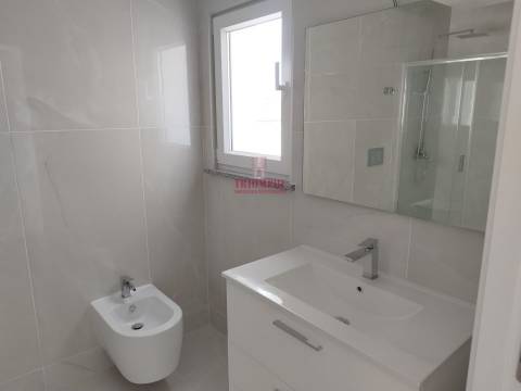 Penthouse T3 Novo Garagem Terraço, Centro Lourinhã