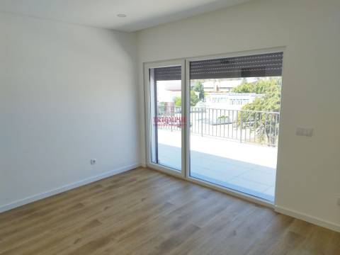 Penthouse T3 Novo Garagem Terraço, Centro Lourinhã