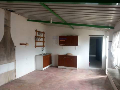 Moradia T1 inserida lote terreno 646m2 Pataias e Martingança