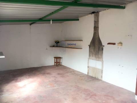 Moradia T1 inserida lote terreno 646m2 Pataias e Martingança