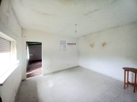 Moradia T1 inserida lote terreno 646m2 Pataias e Martingança