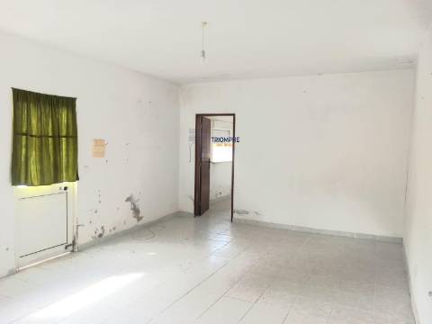 Moradia T1 inserida lote terreno 646m2 Pataias e Martingança