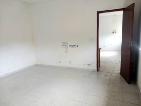 Moradia T1 inserida lote terreno 646m2 Pataias e Martingança