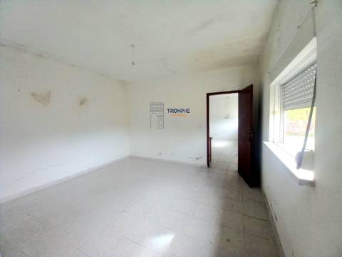 Moradia T1 inserida lote terreno 646m2 Pataias e Martingança