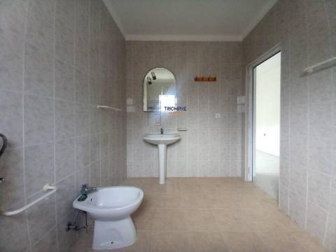 Moradia T1 inserida lote terreno 646m2 Pataias e Martingança