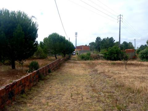Moradia T1 inserida lote terreno 646m2 Pataias e Martingança