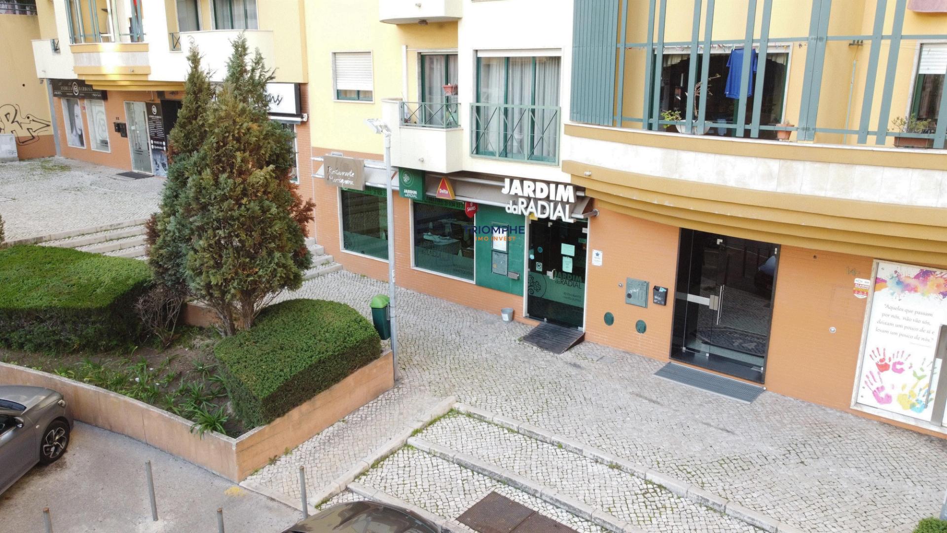 Restaurante em funcionamento no centro da Ramada, Odivelas