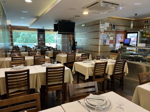 Restaurante em funcionamento no centro da Ramada, Odivelas