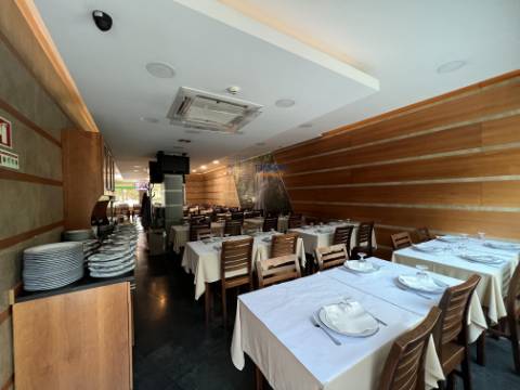 Restaurante em funcionamento no centro da Ramada, Odivelas