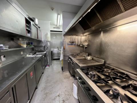 Restaurante em funcionamento no centro da Ramada, Odivelas