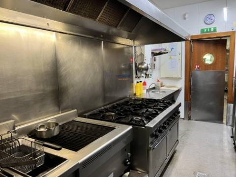 Restaurante em funcionamento no centro da Ramada, Odivelas