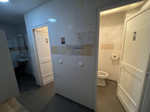 Restaurante em funcionamento no centro da Ramada, Odivelas