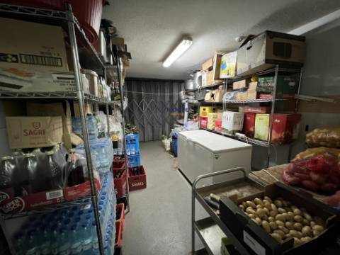 Restaurante em funcionamento no centro da Ramada, Odivelas