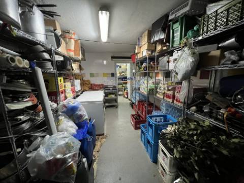 Restaurante em funcionamento no centro da Ramada, Odivelas