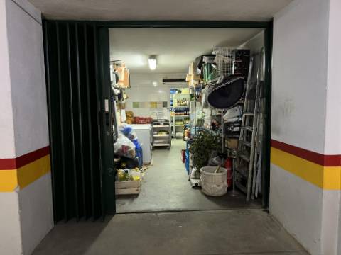 Restaurante em funcionamento no centro da Ramada, Odivelas