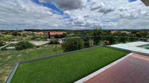 Moradia T5 com piscina Constância