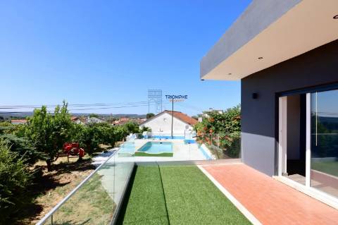 Moradia T5 com piscina Constância