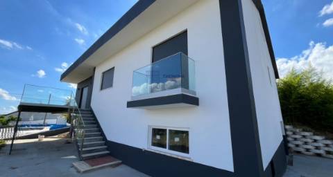 Moradia T5 com piscina Constância