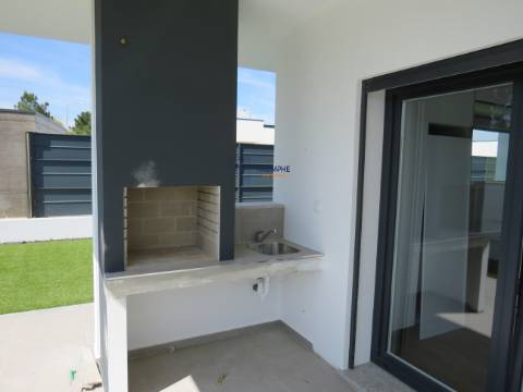  Moradia Moderna V4 com Garagem Box nos Parceiros