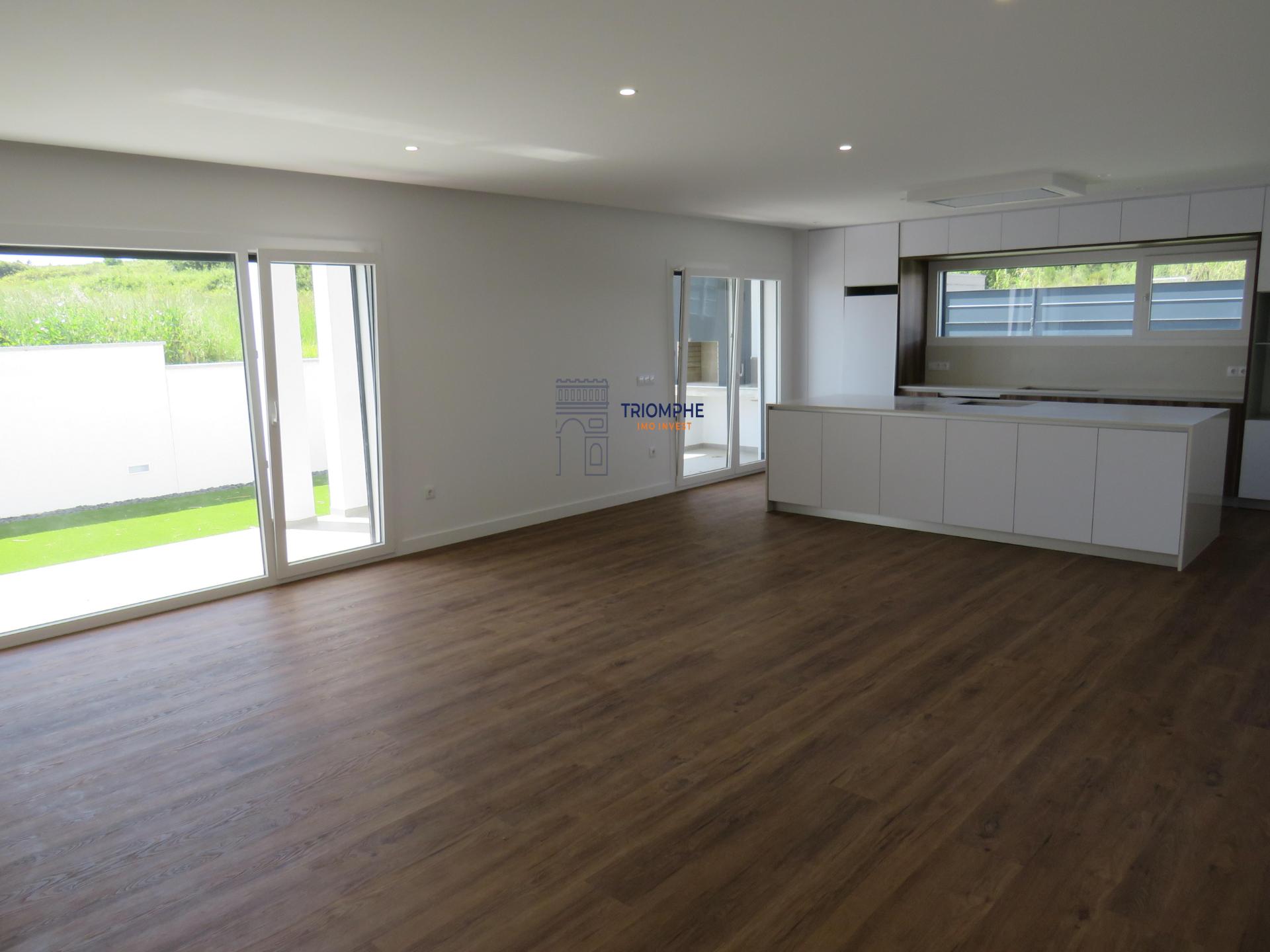  Moradia Moderna V4 com Garagem Box nos Parceiros