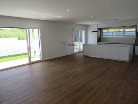  Moradia Moderna V4 com Garagem Box nos Parceiros