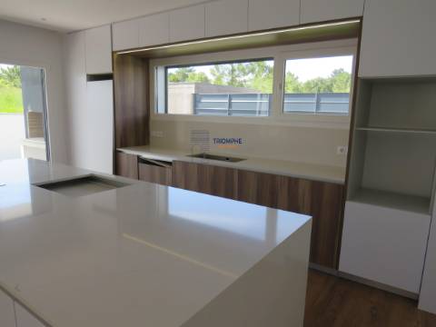  Moradia Moderna V4 com Garagem Box nos Parceiros