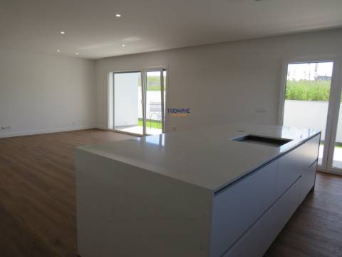  Moradia Moderna V4 com Garagem Box nos Parceiros