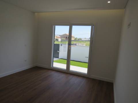  Moradia Moderna V4 com Garagem Box nos Parceiros