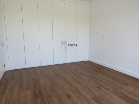  Moradia Moderna V4 com Garagem Box nos Parceiros