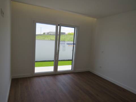  Moradia Moderna V4 com Garagem Box nos Parceiros